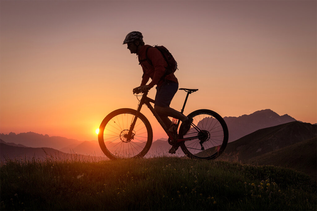 action cam silhouette d'un vététiste