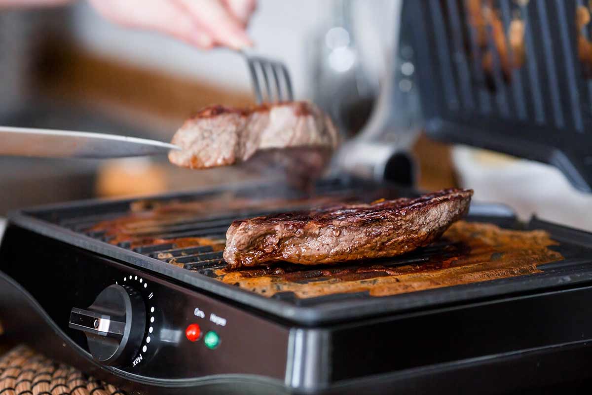 appareil a sandwich steak est prepare sur grill