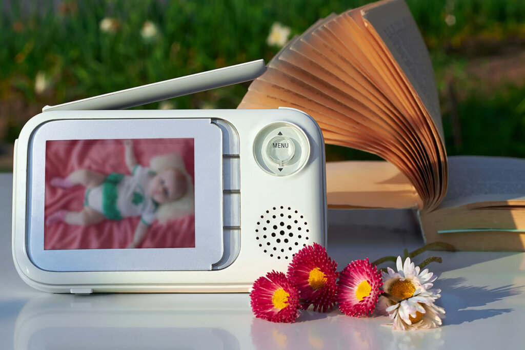 babyphone sur une table de jardin avec un livre