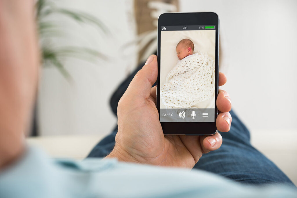 application de surveillance de bébé sur smartphone