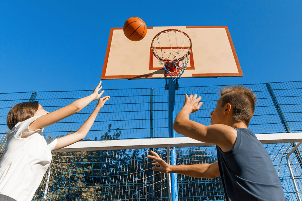 two_people_play_basketball