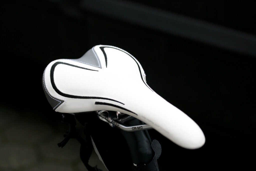 selle de vélo de route blanche avec sa forme allongée