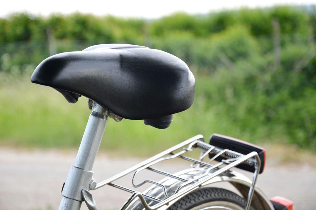 selle noire sur un vélo argenté en extérieur