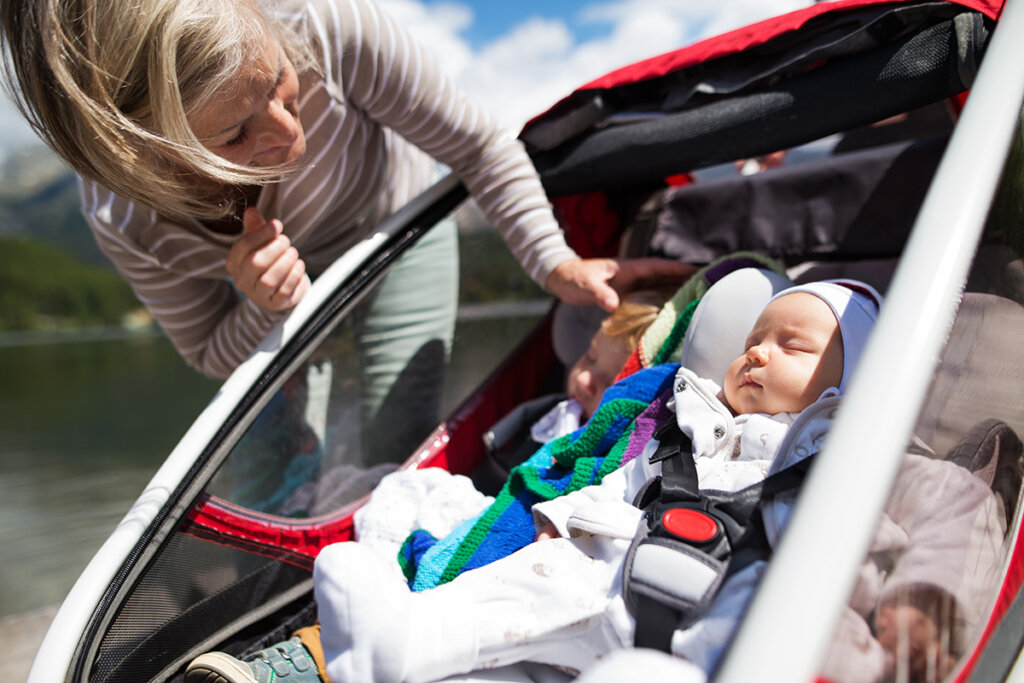 Bébé dort dans une remorque vélo