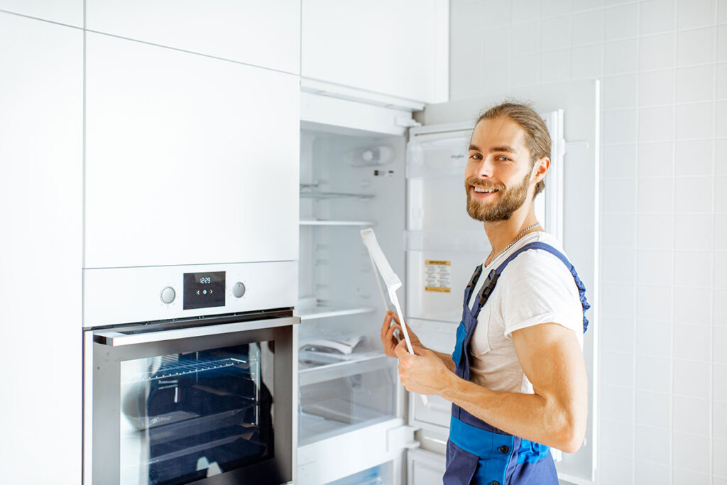 Un artisan ouvre la cuisine