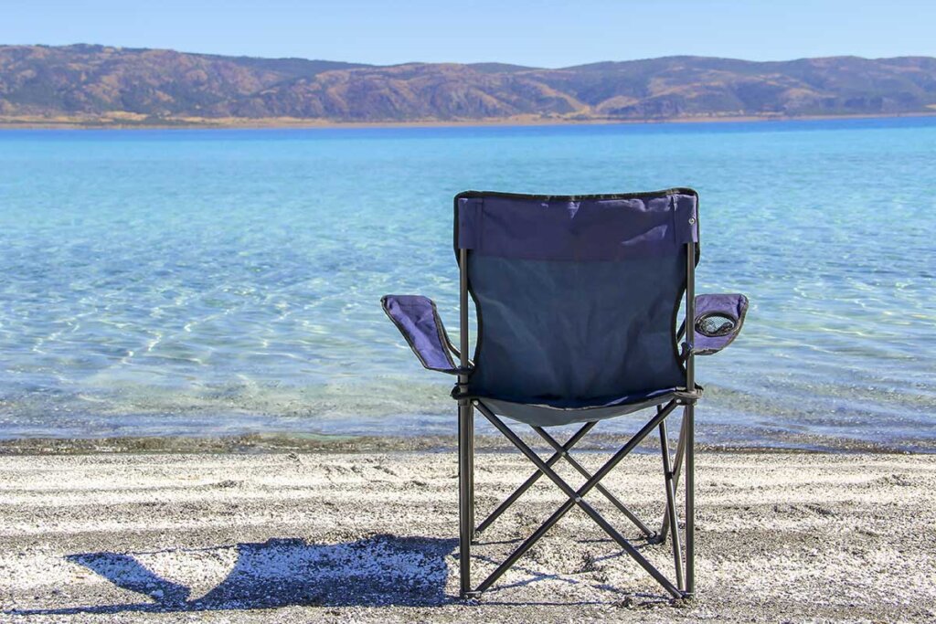 chaise de camping bleue sur la plage