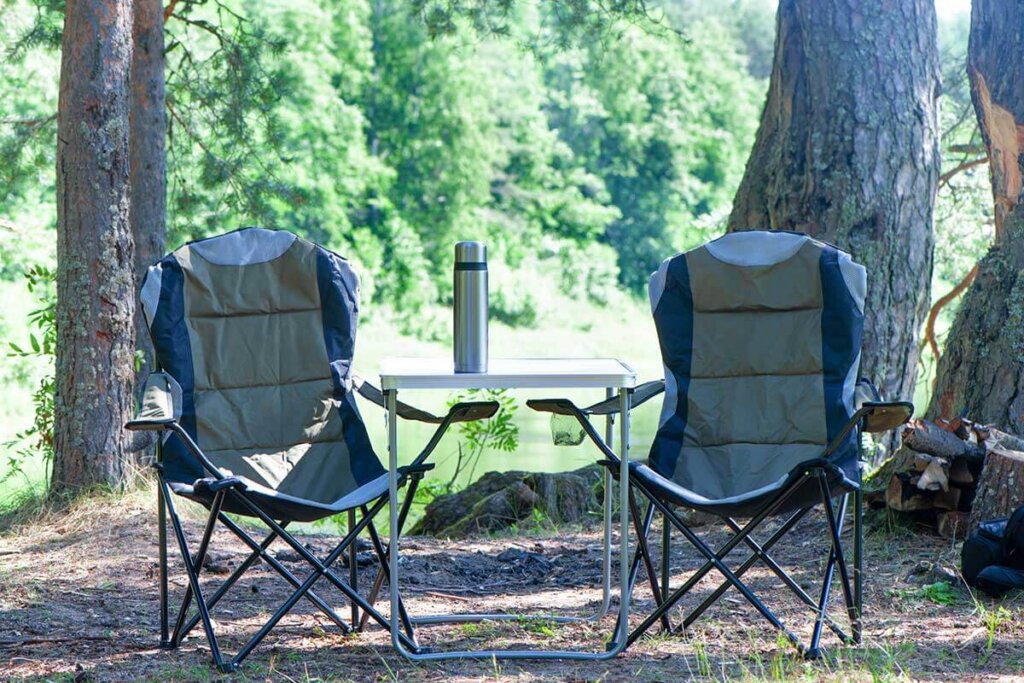 chaises de camping à haut dossier en forêt