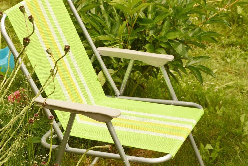 chaise pliante dans le jardin