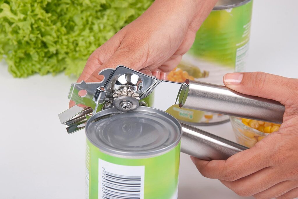 close_up_woman_uses_can_opener