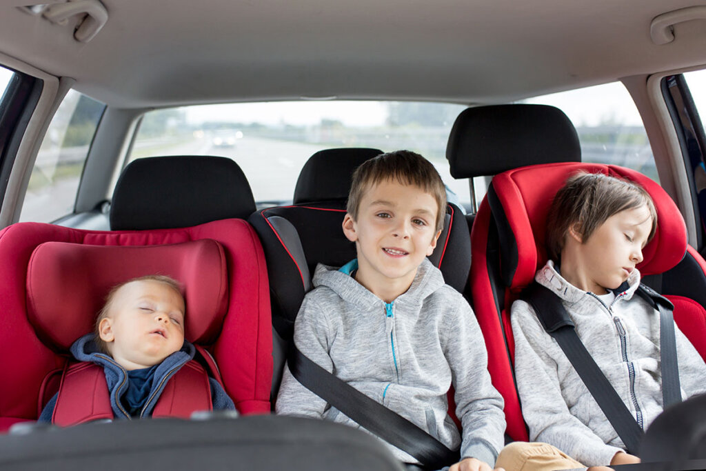 frères et sœurs pendant une promenade en voiture