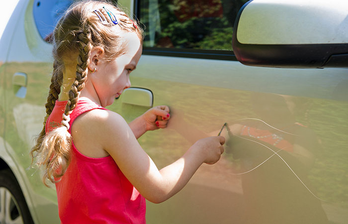 Enfant égratignant la voiture