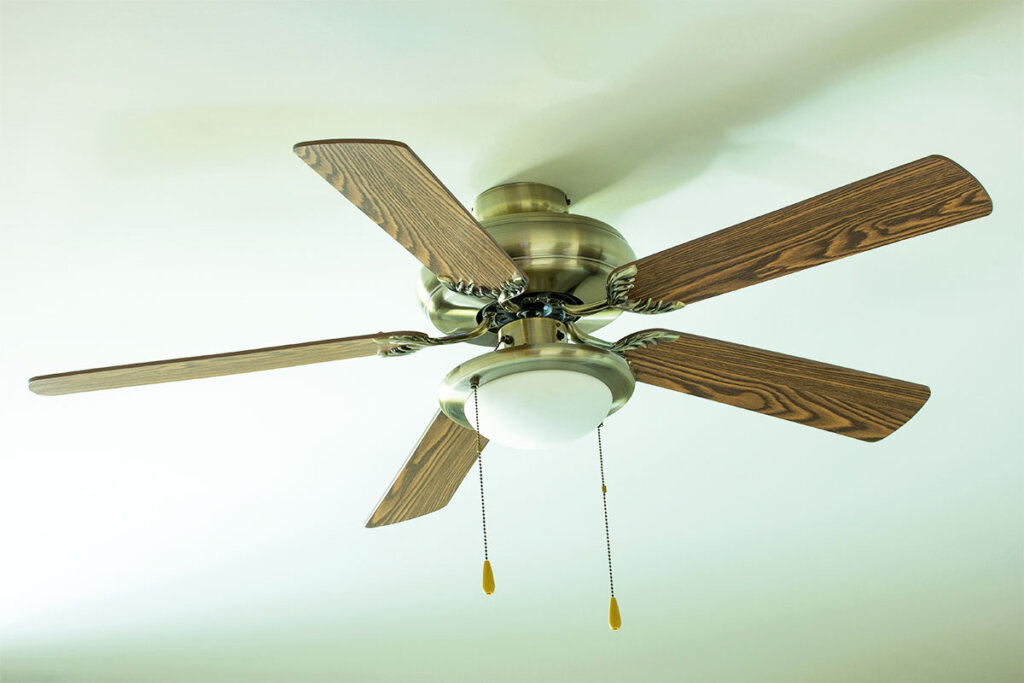 Ventilateur en bois suspendu au plafond