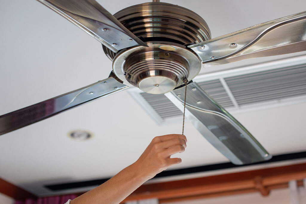 Le ventilateur de plafond en métal est mis en marche