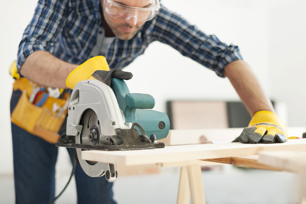 Les charpentiers travaillent avec des scies circulaires