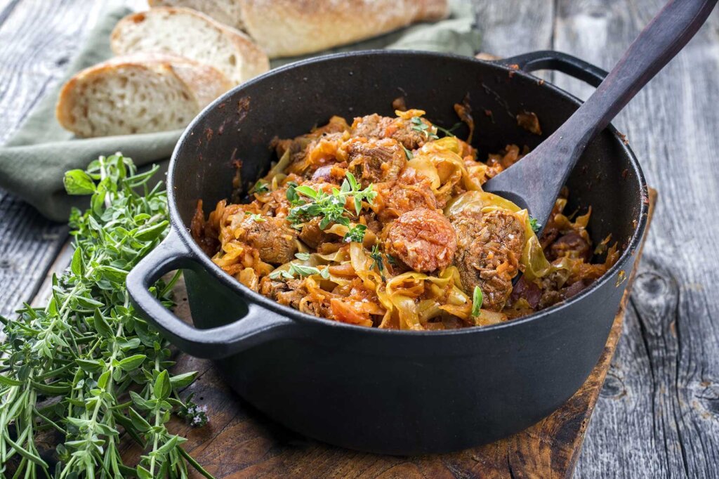 Casserole en fonte avec de la nourriture dedans