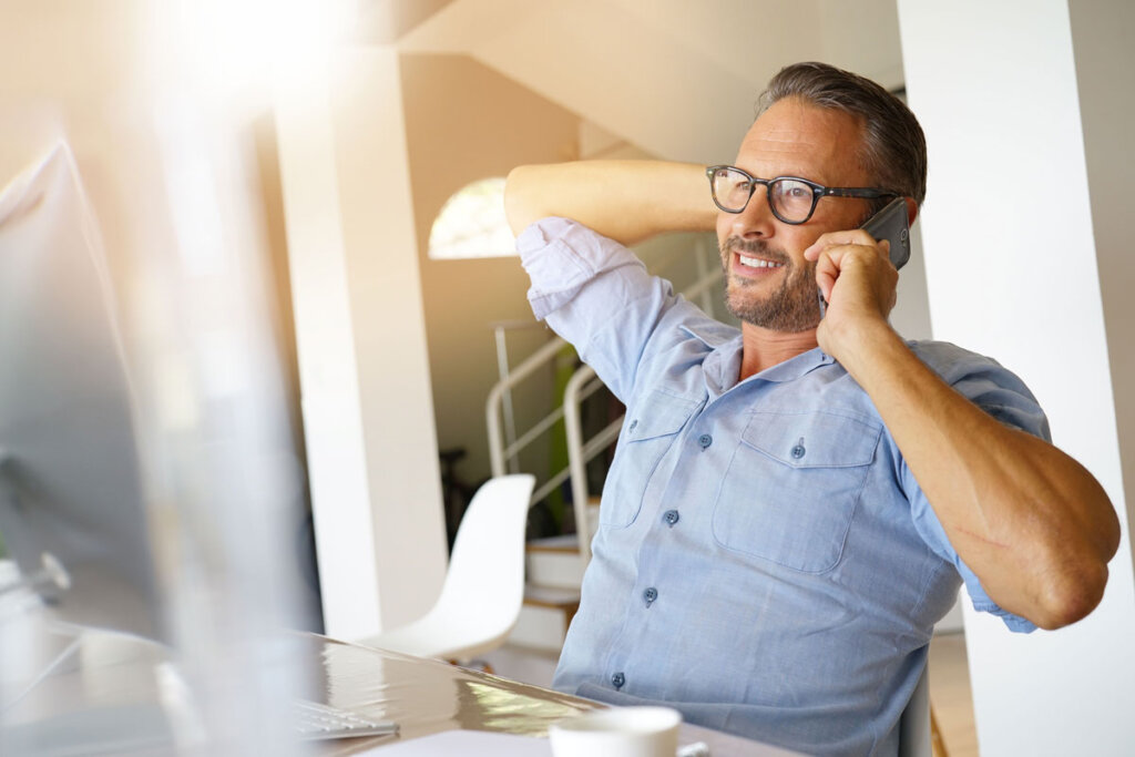 L'homme se réjouit d'une bonne qualité vocale