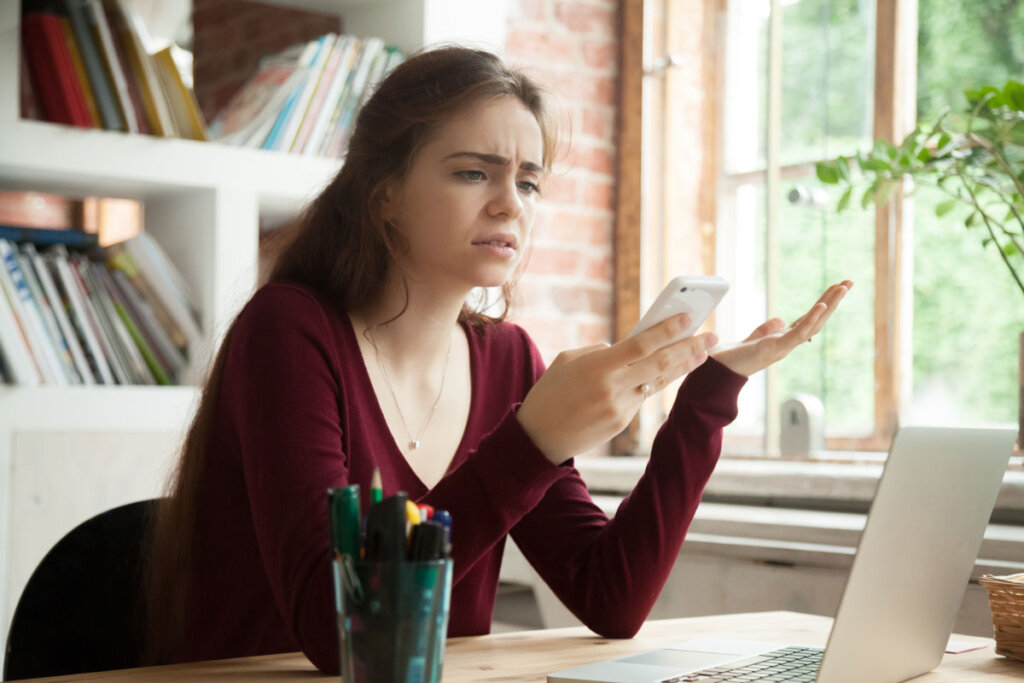 Femme avec une mauvaise réception du téléphone portable