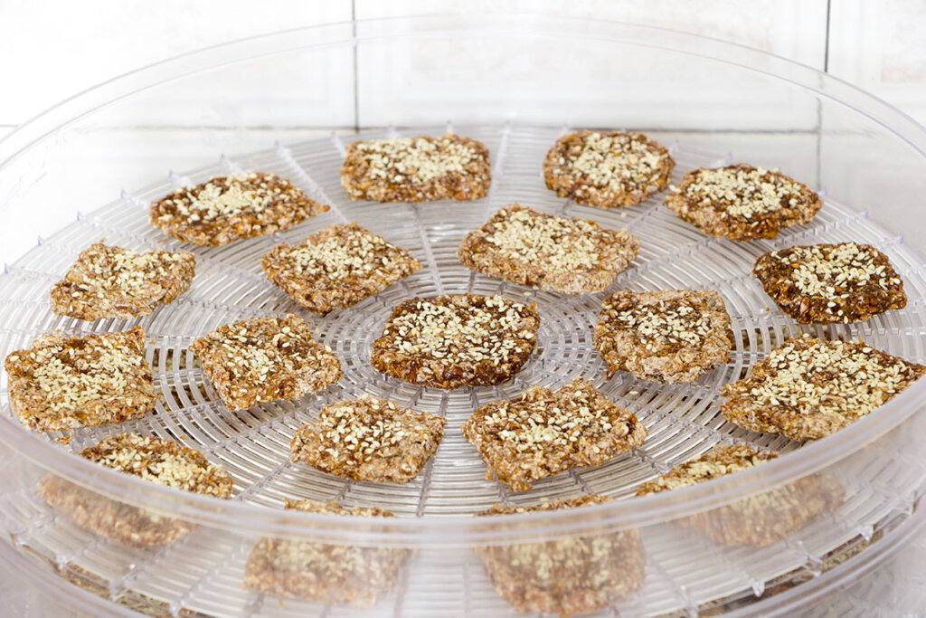 biscuits végétaliens dans un déshydrateur