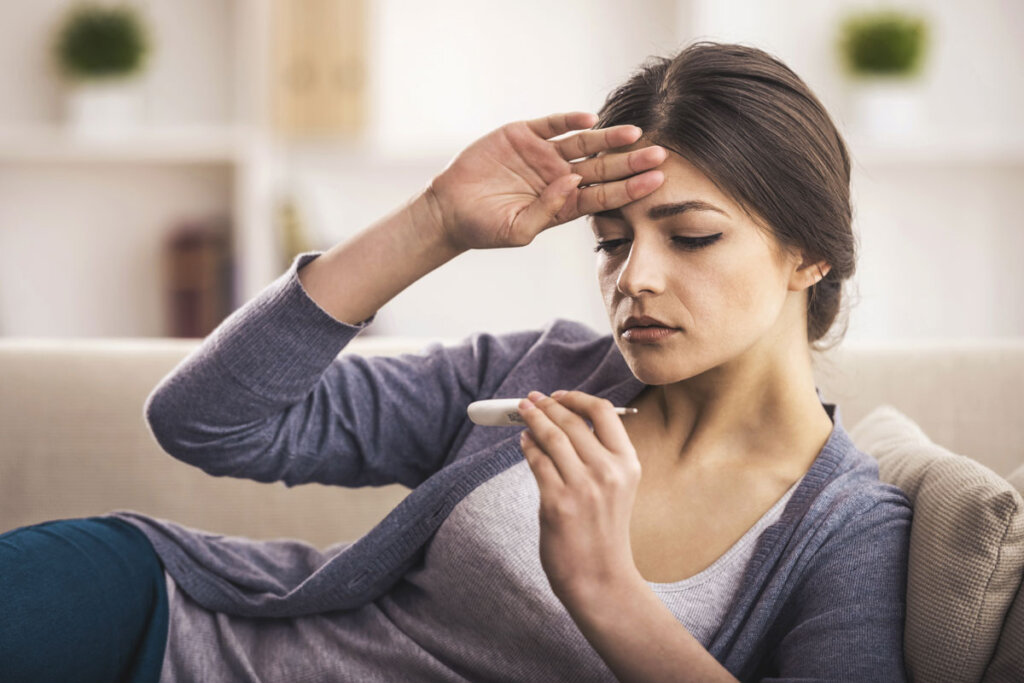 Une femme a de la fièvre