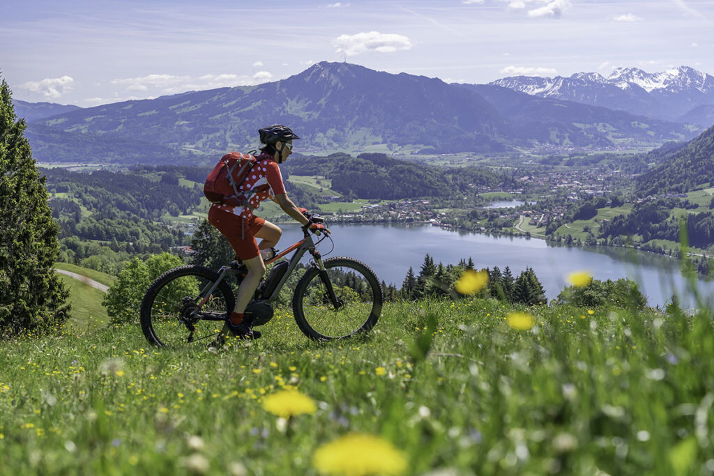 person_riding_electric_mtb_in_southern_germany