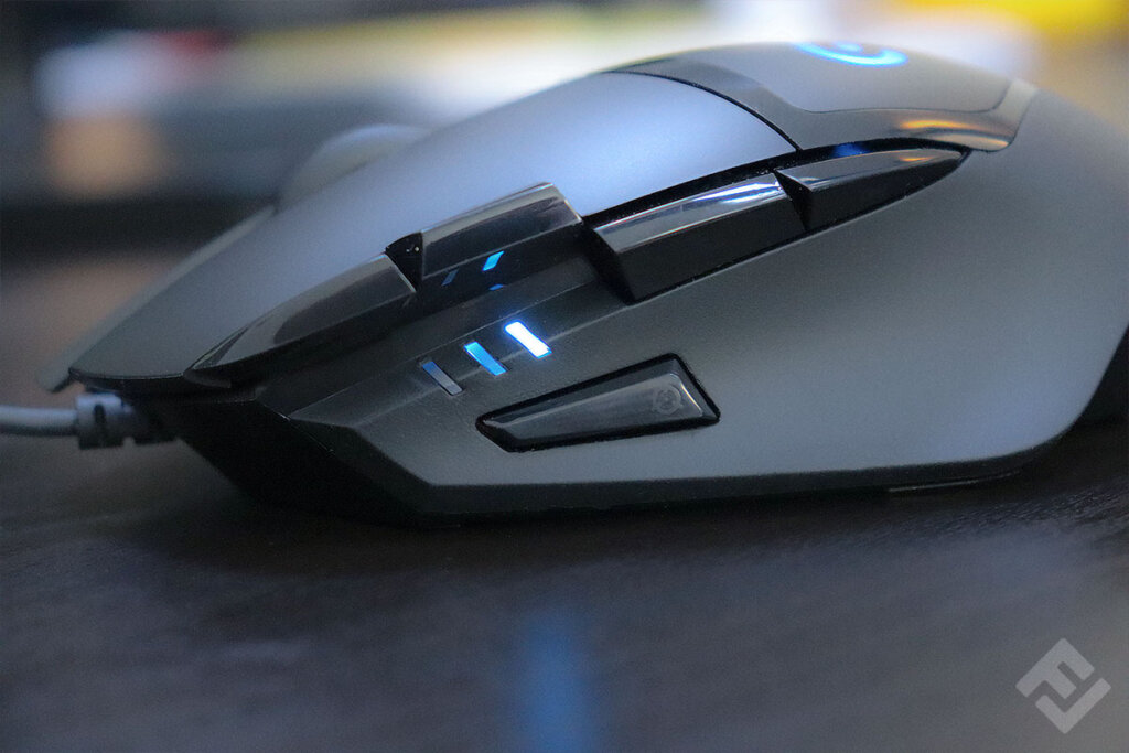 Close-up of Logitech G402 Hyperion Fury's DPI LEDs