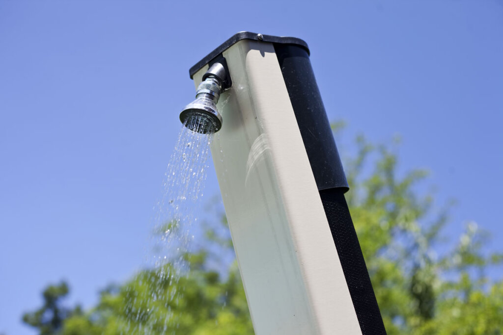 L'eau s'écoule de la douche solaire