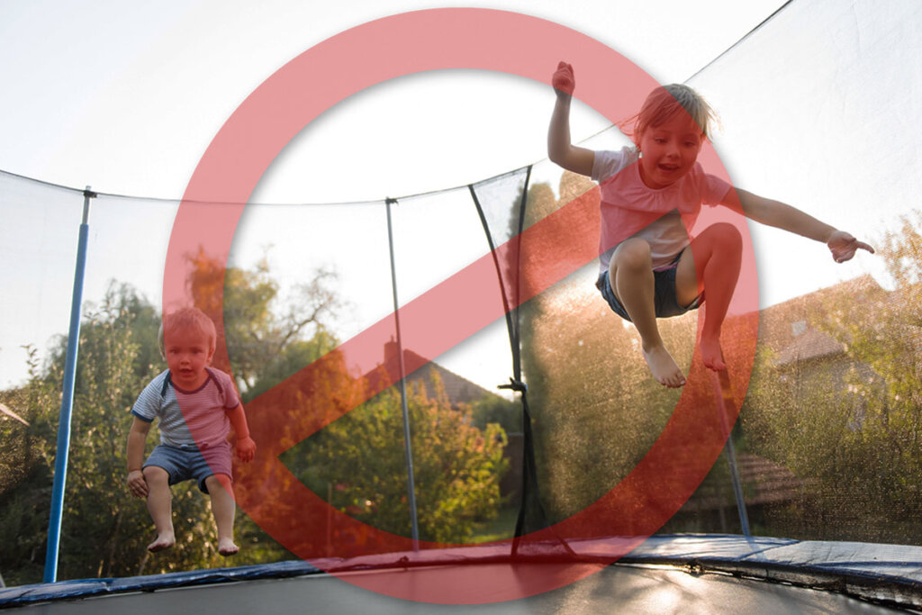 Attention danger Ne pas sauter ensemble sur le trampoline de jardin.