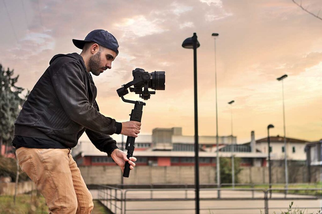 L'homme tient le gimbal