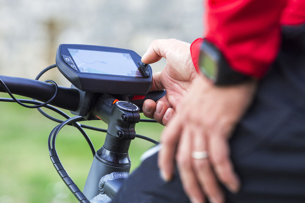 appareil de navigation gros plan du navi sur le guidon avec le cycliste