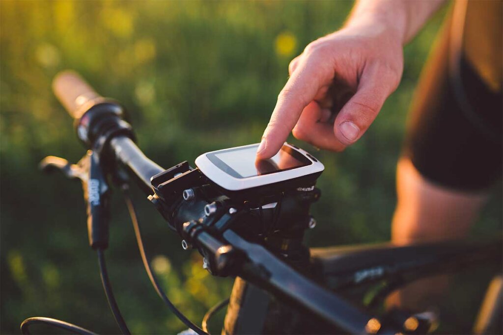 Gros plan sur l'utilisation d'un compteur de vélo