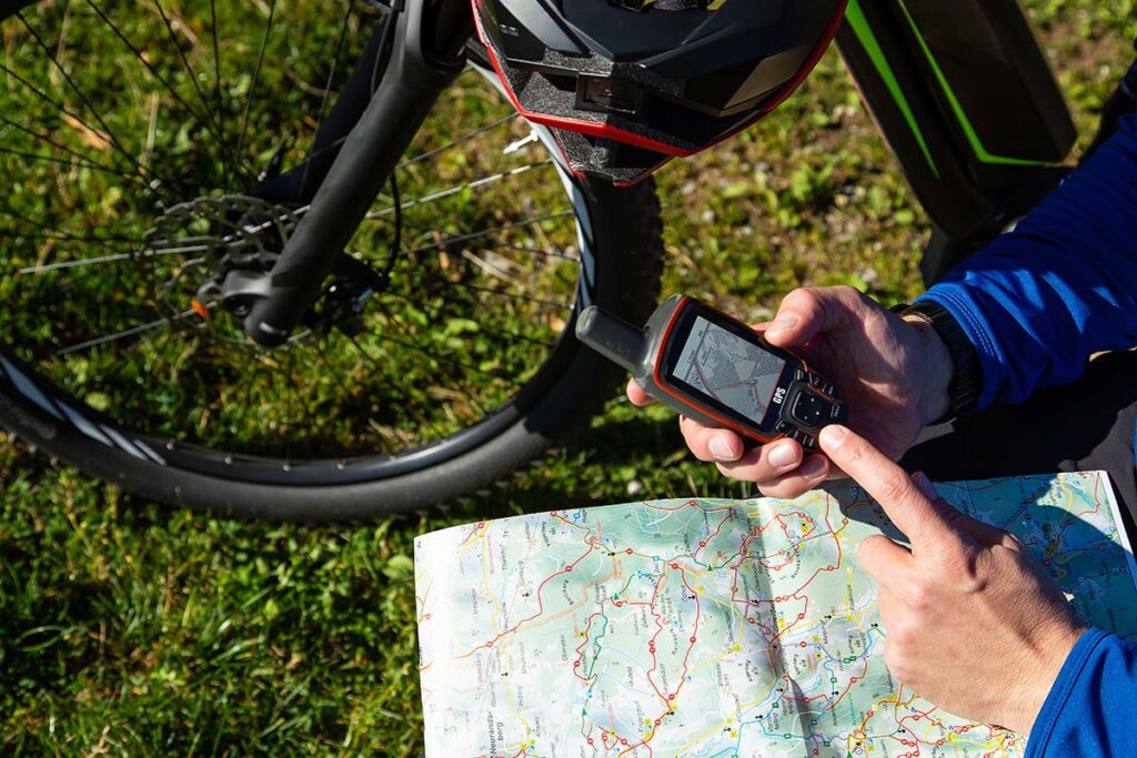 Un homme utilise un système de navigation