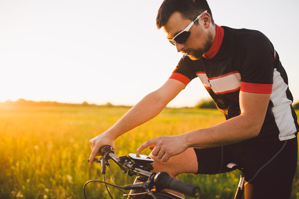 Un jeune cycliste utilise un système de navigation