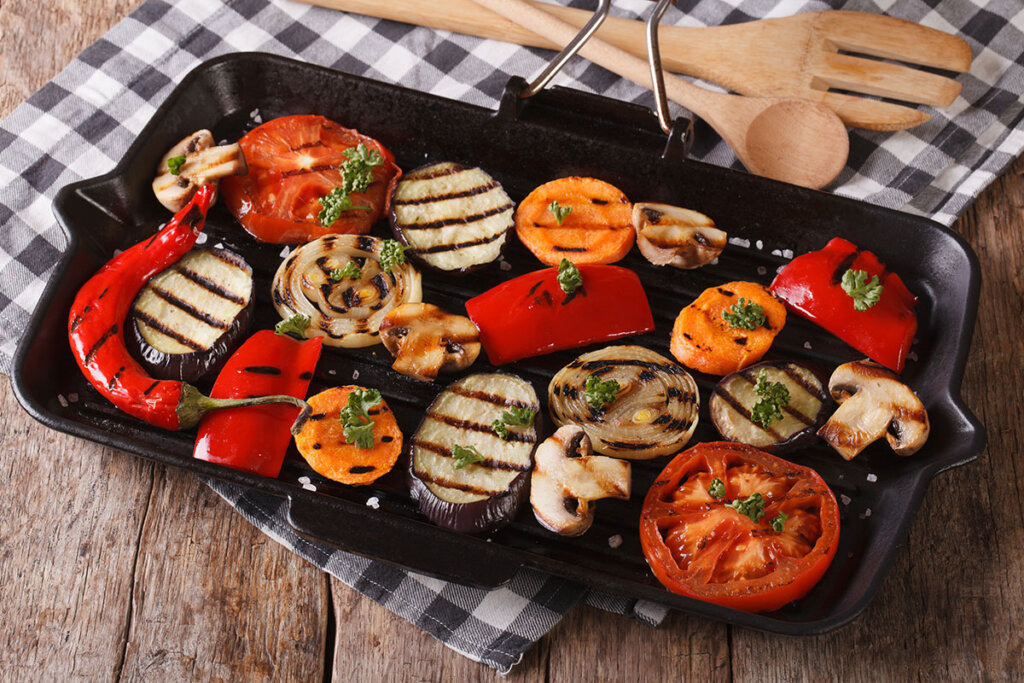 légumes grillés dans une poêle à griller