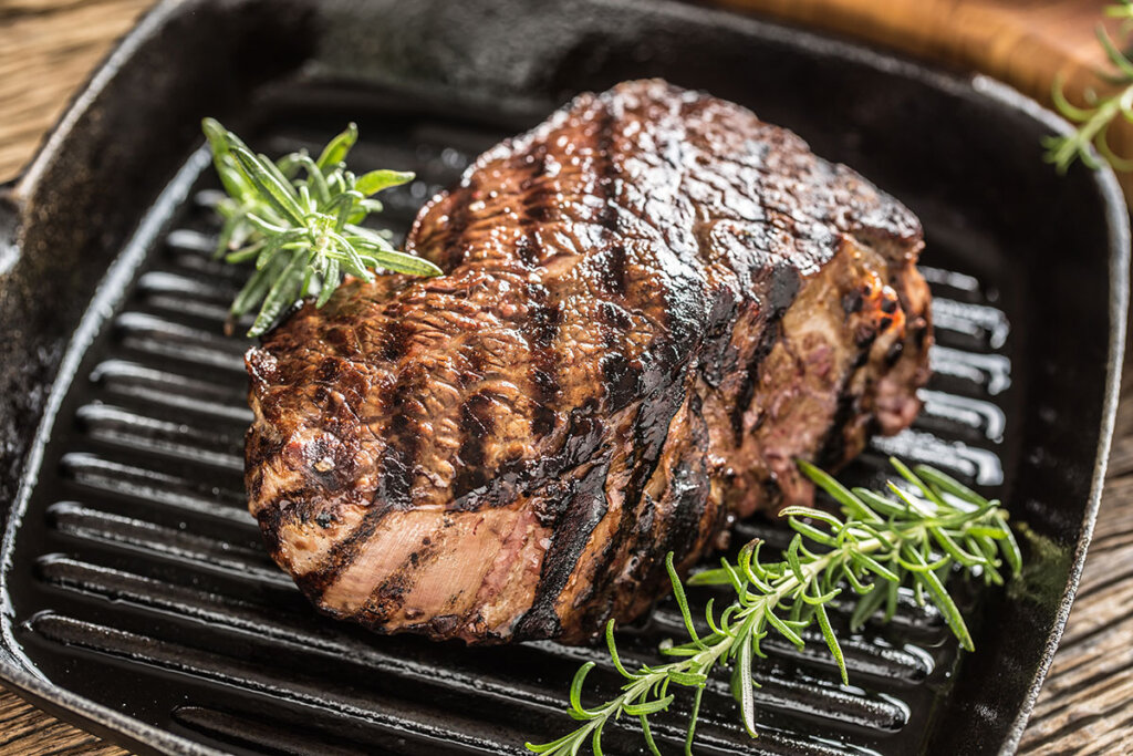 un steak parfaitement grillé dans une poêle à griller