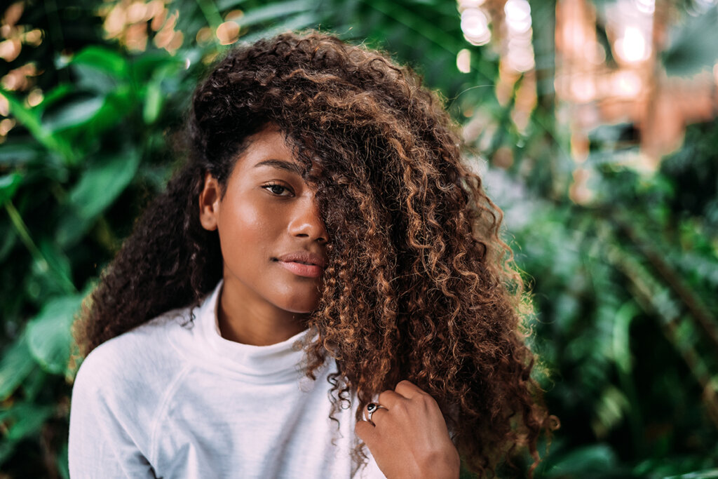 Femme aux cheveux bouclés