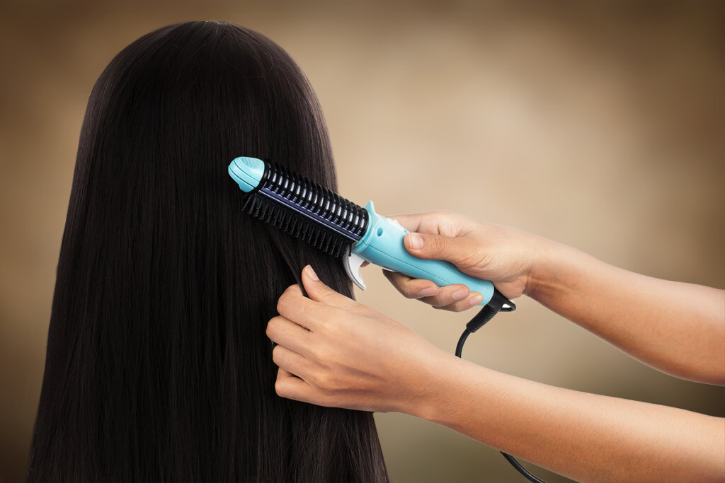 Brossage des cheveux féminins