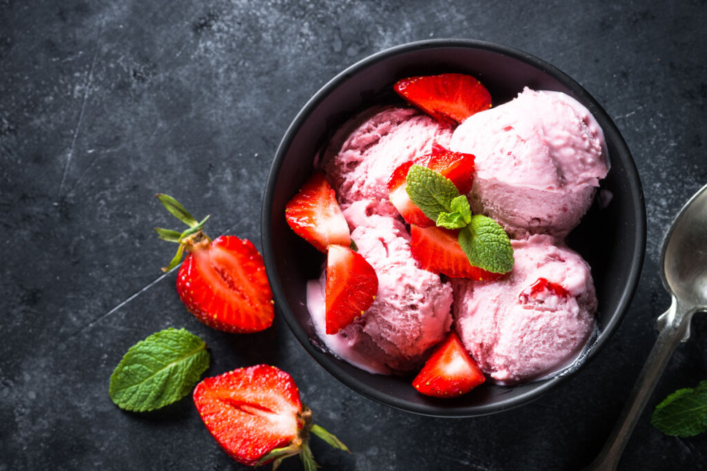 bowl_with_strawberries_and_ice_cream