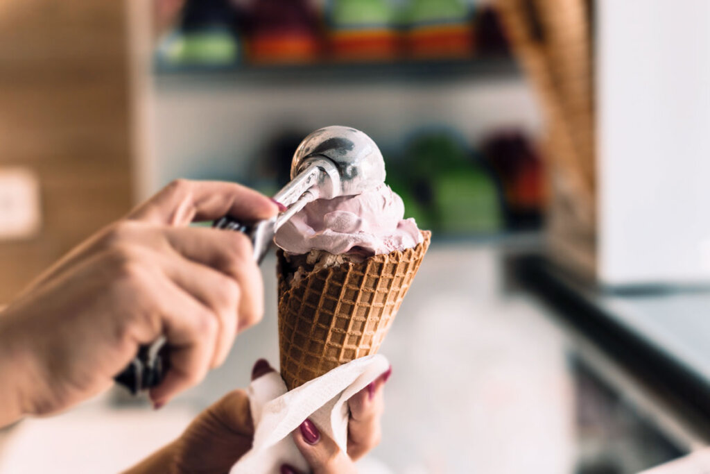 ice_cream_cone_being_served