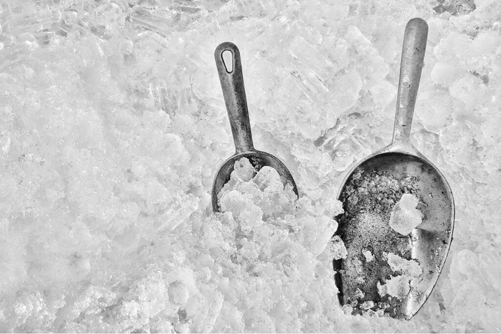 ice_cubes_with_two_shovels