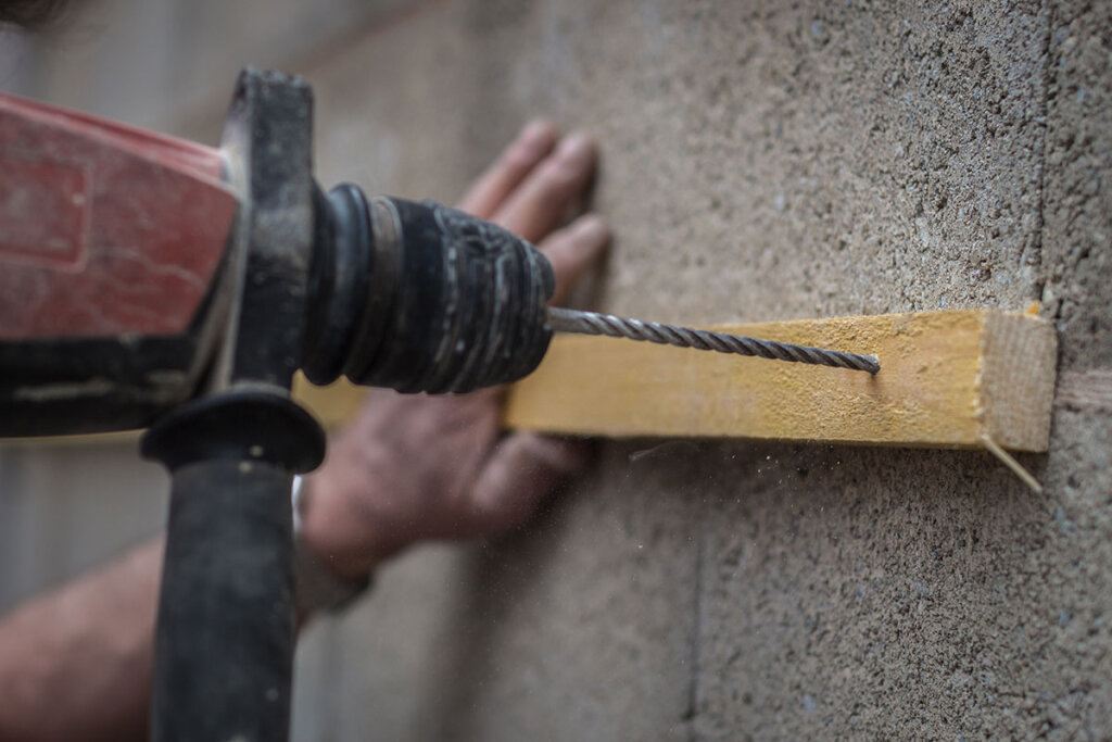 Percer le bois avec une perceuse à percussion