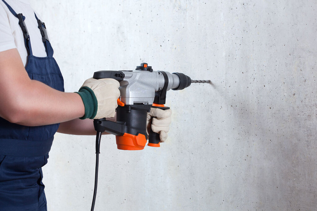 Percer un mur avec une perceuse à percussion