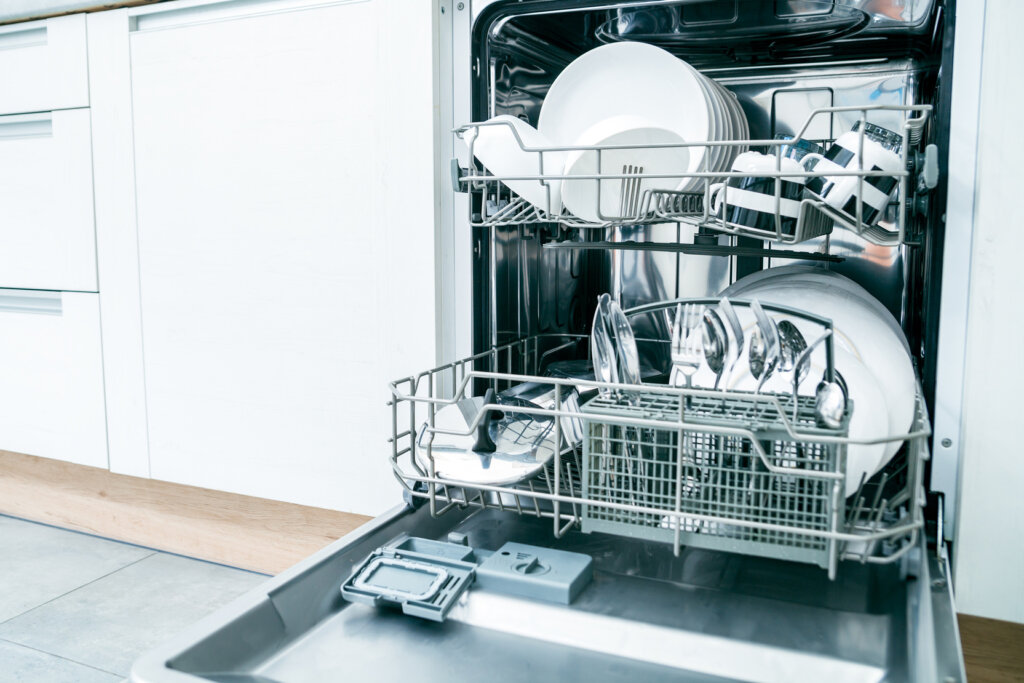 open_dishwasher_with_dishes_inside