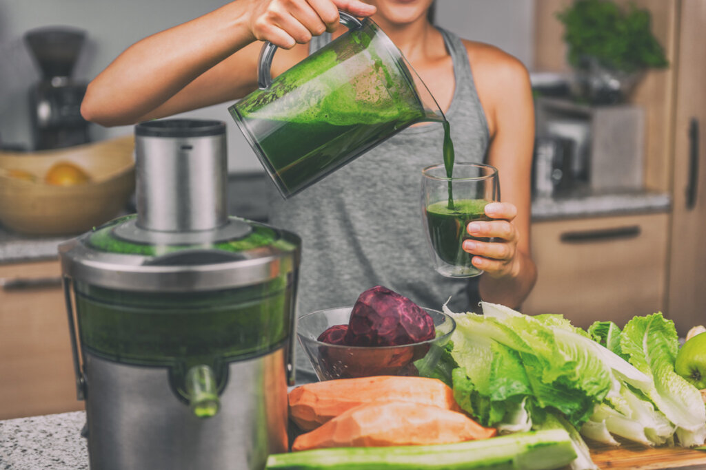 une femme remplit son verre de jus