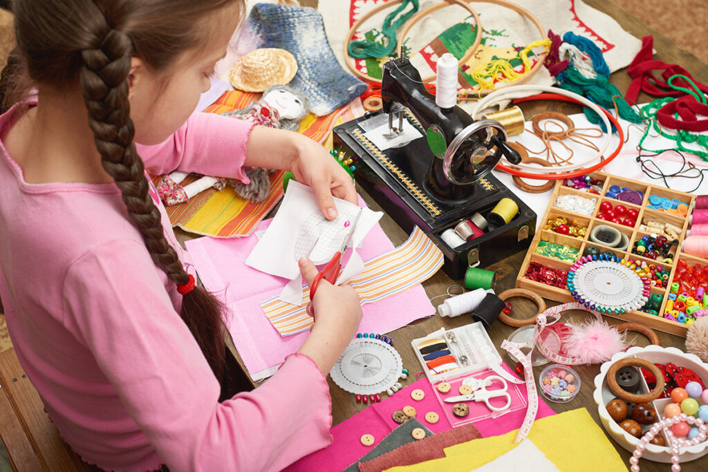 Les enfants coupent le tissu