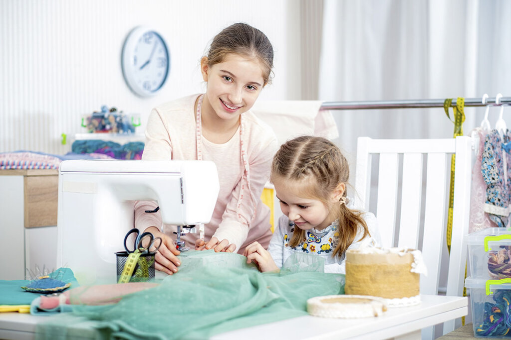 Coudre entre frères et sœurs avec une machine à coudre pour enfants