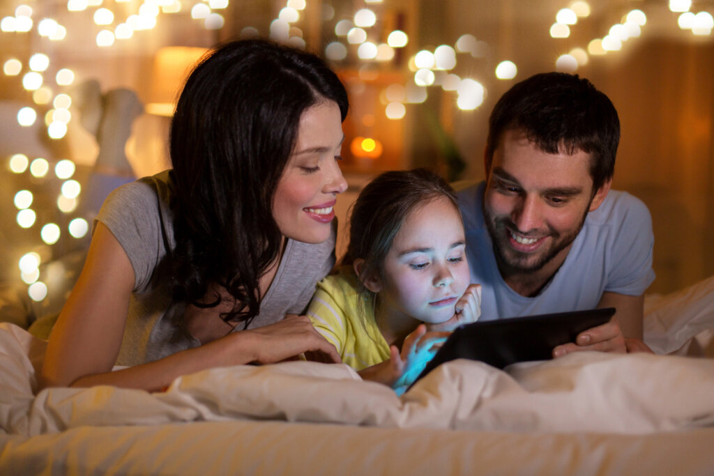 Une famille joue ensemble avec une tablette