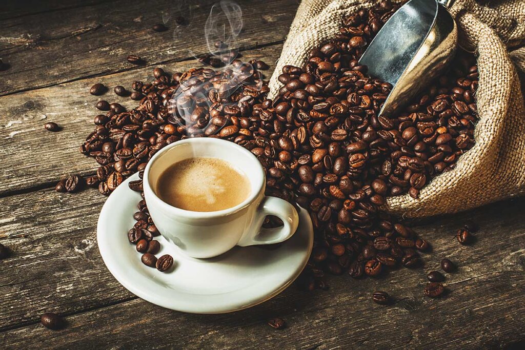 expresso sur table avec sac de grains