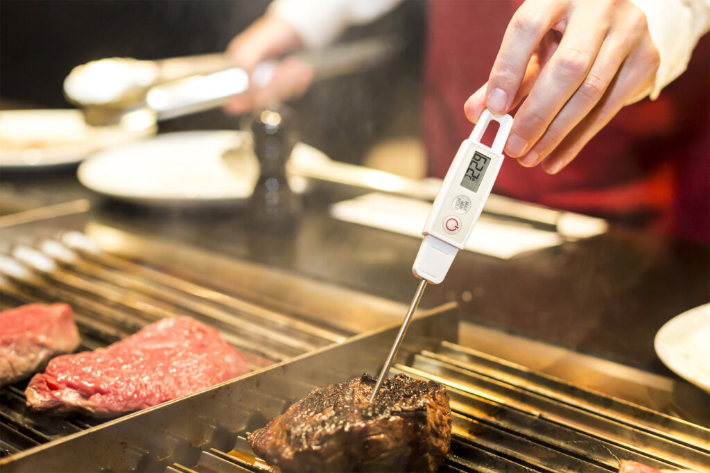 Mesurer la température du steak sur le barbecue