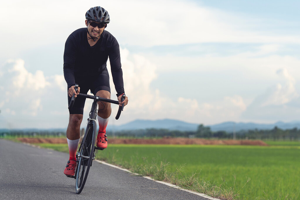 Cyclistes avec casque sur la route