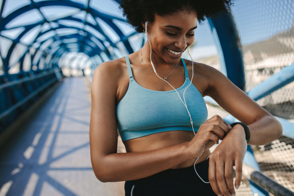 Femme vérifie sa montre de sport